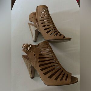 Delicious, size 8. Brown heels. Suede straps.